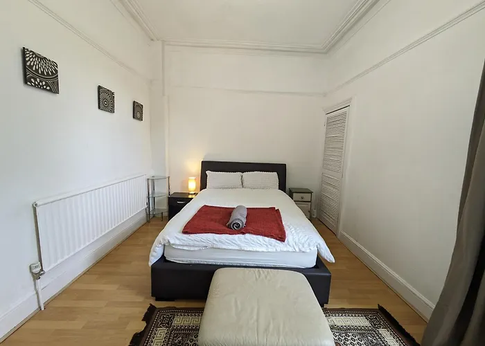 Ensuite Room In Family Home Sketty 5
